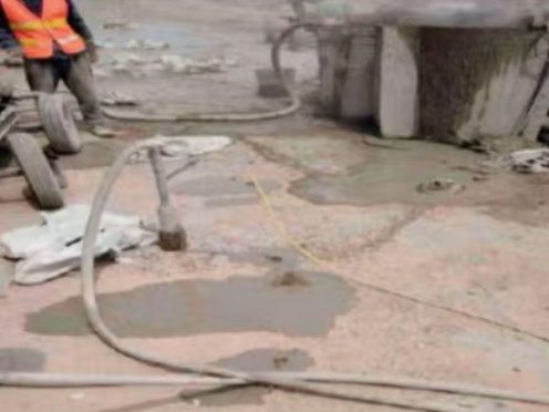 姜堰水泥混凝土路面板底注浆技术 路面脱空注浆整治方案